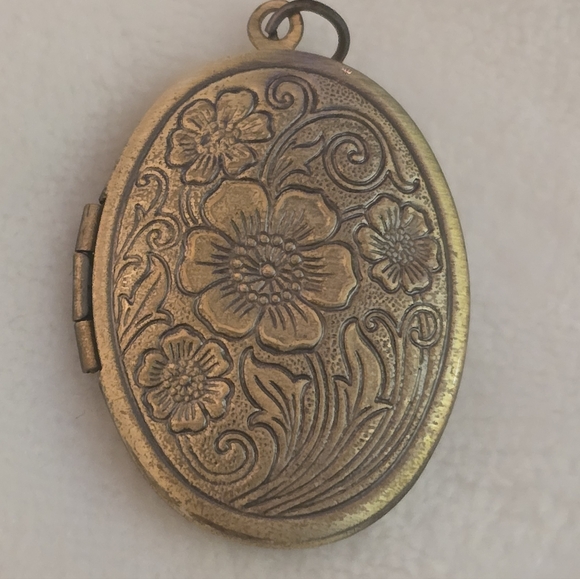 Vintage Brass Floral Locket Necklace Oval Treasure Photo Pendant - Picture 5 of 9